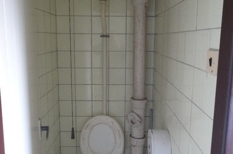 2016024-11-54-11-wc-zachodek-stary-stav.jpg